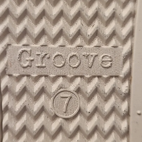 Groove Women's 7 Camo Slip-on Sneakers - Picture 12 of 14